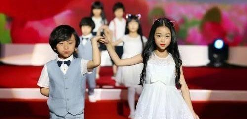 童装|中国“童装之王”惨败，曾登顶A股，却因太贵无人买，半年亏千亿