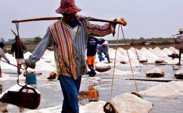 香蕉：6种用脚“踩”出来的食物，先别着急嫌恶心，最后一种我们天天吃