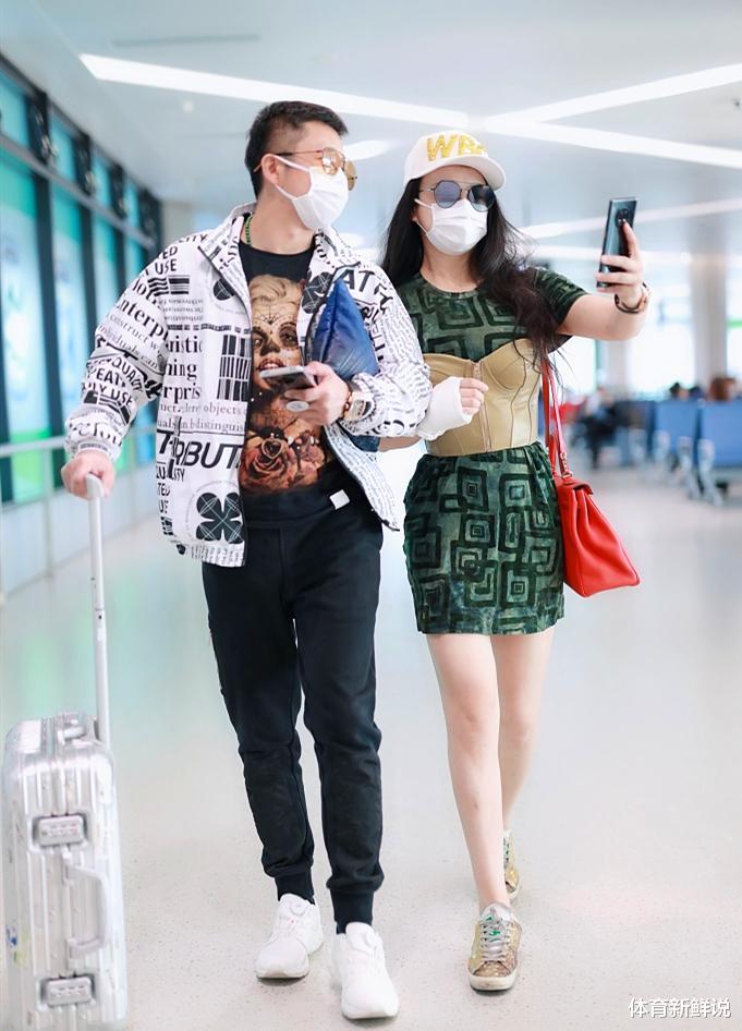 「邹市明」把机场当秀场的人！邹市明再携性感娇妻现身机场，妻子伤势引猜想
