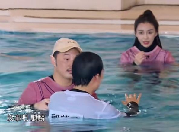 王一博|杨颖接受惩罚落入水中，抬起头时鼻子突然“变形”？伸手救场都晚了