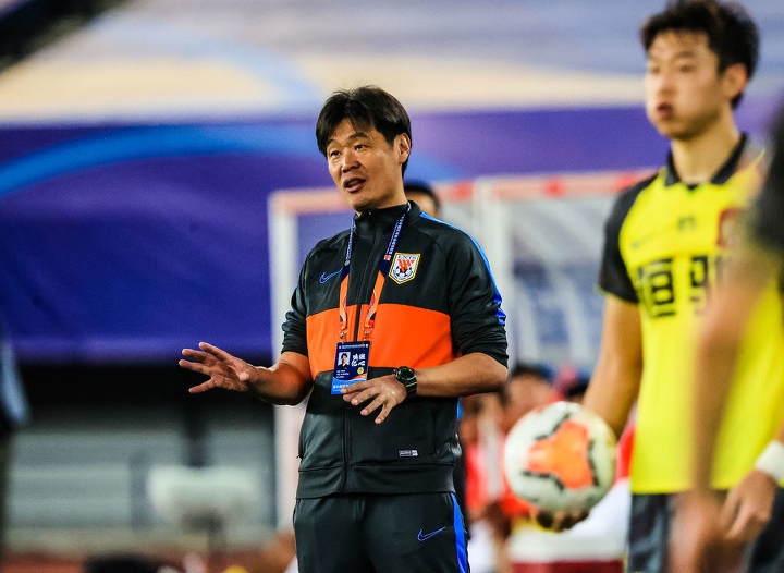 李霄鹏|压力山大！鲁能输球后李霄鹏遭记者灵魂拷问，球迷评论也一边倒