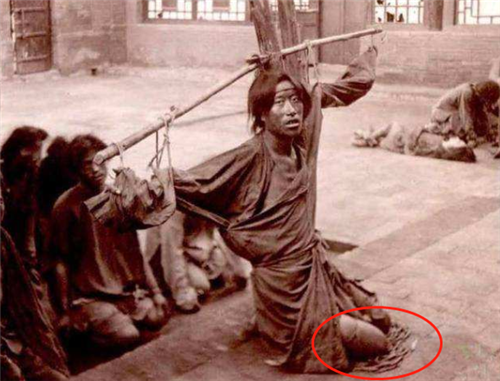 晚清|晚清刑场罕见旧照:犯人像狗一样被牵着,浸猪笼的女子表情绝望