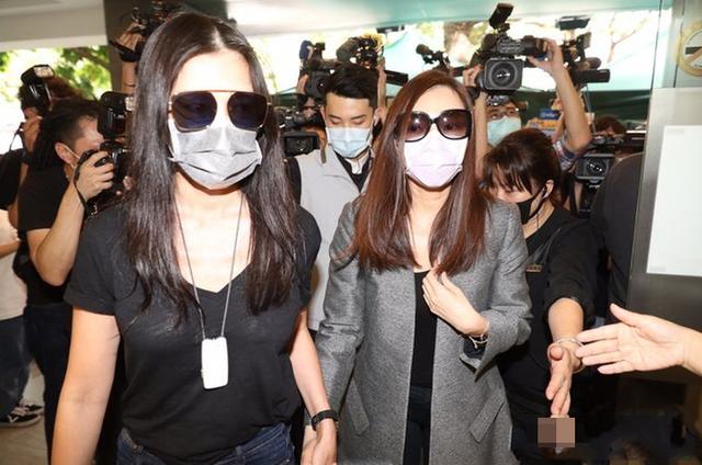 刘真:刘真设灵第三天,她的好朋友来了:林熙蕾、曾馨莹手牵手步入灵堂