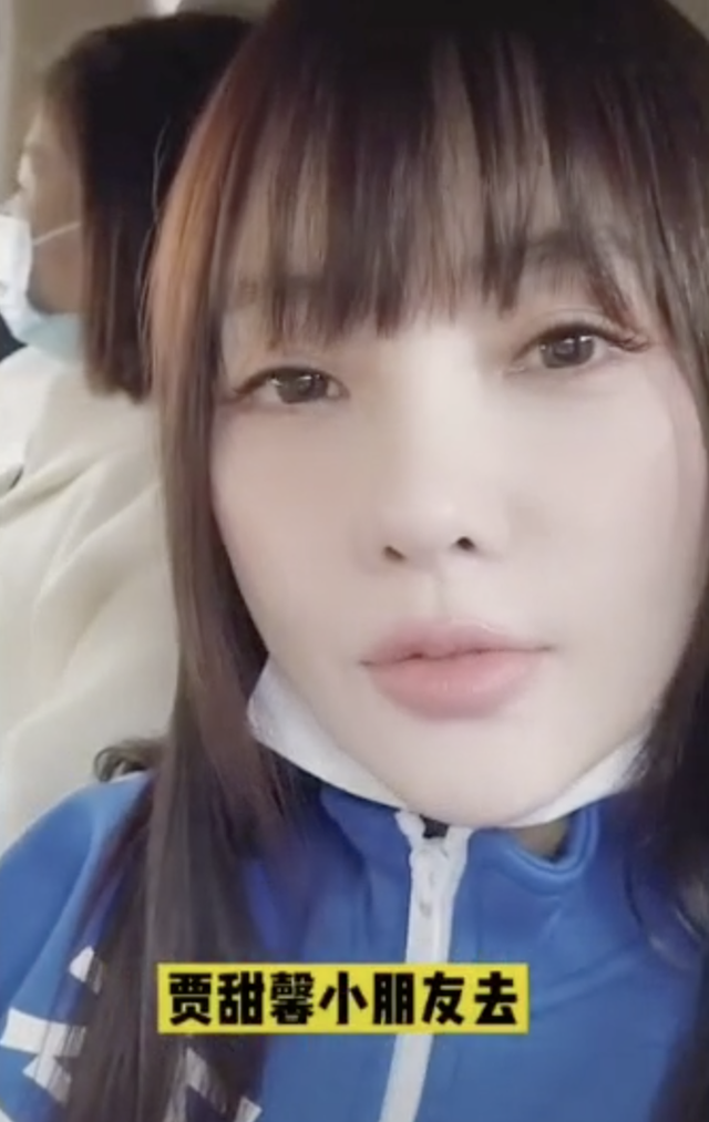 李小璐|李小璐带女儿游故宫，甜馨轻松翻跟头，被妈妈背在背上互动温馨