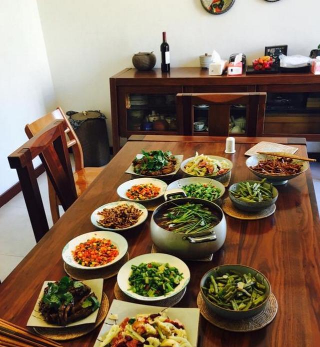 带你看看王铮亮的家，他是名副其实的音乐人，家里简直是个音乐厅