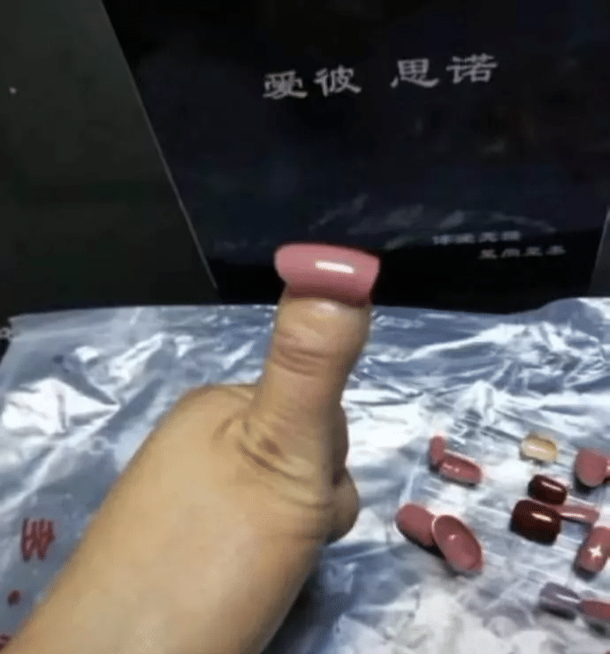 |“大哥你就别装了，眼镜上的反光早就暴露一切了！”哈哈哈哈哈真尴尬啊～