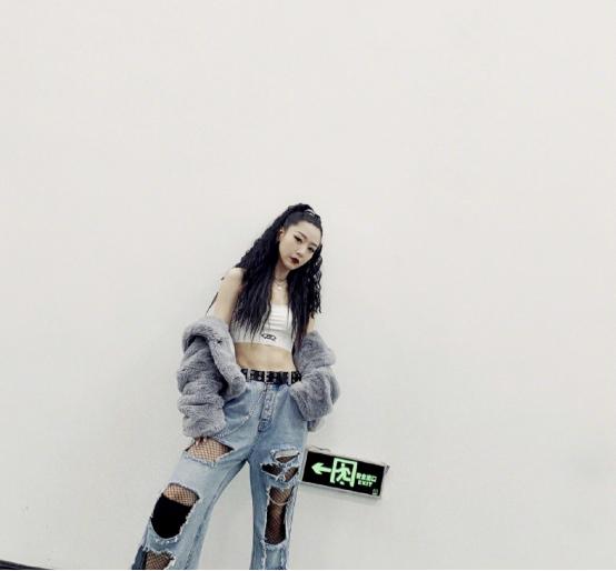 穿衣搭配|白冰眼神真挺勾人的，穿背心露出腹肌，看着高级还带着“妖孽”感