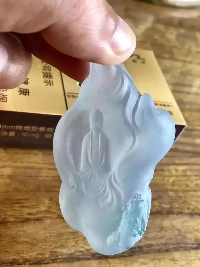 翡翠@一口价拿下的翡翠原石，剥完皮像灯泡一样，漂亮！