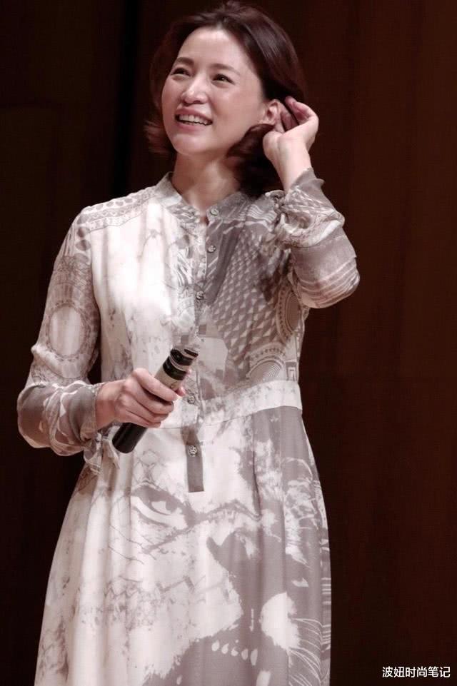短发■素颜的董卿太真实,短发微卷搭配印花裙意外显老,妆前妆后差别大