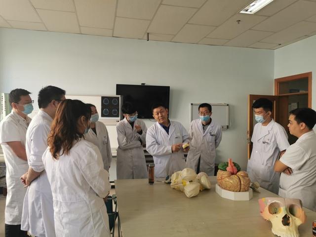 健康时报社 支援新疆那一年:要为边疆留下带不走的医疗队