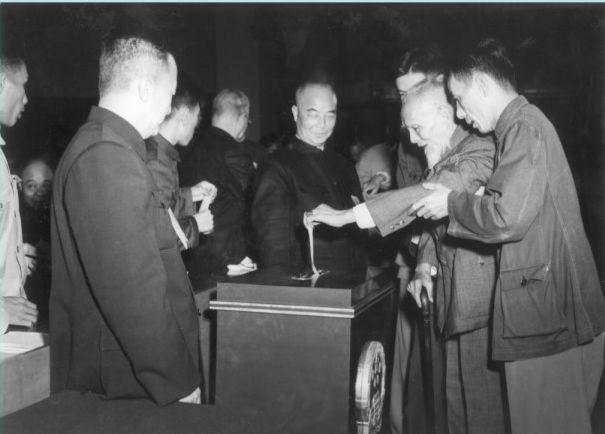 开国大典|开国大典时站在主席旁的白胡老者，竟是黑帮大佬？死后葬在八宝山