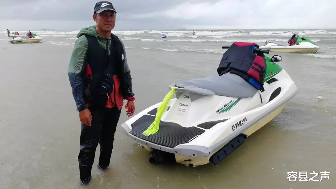 容县之声|7名游客被卷入海中，2名广西小伙在骇浪中救起6人 ，不幸的是1人至今下落不明