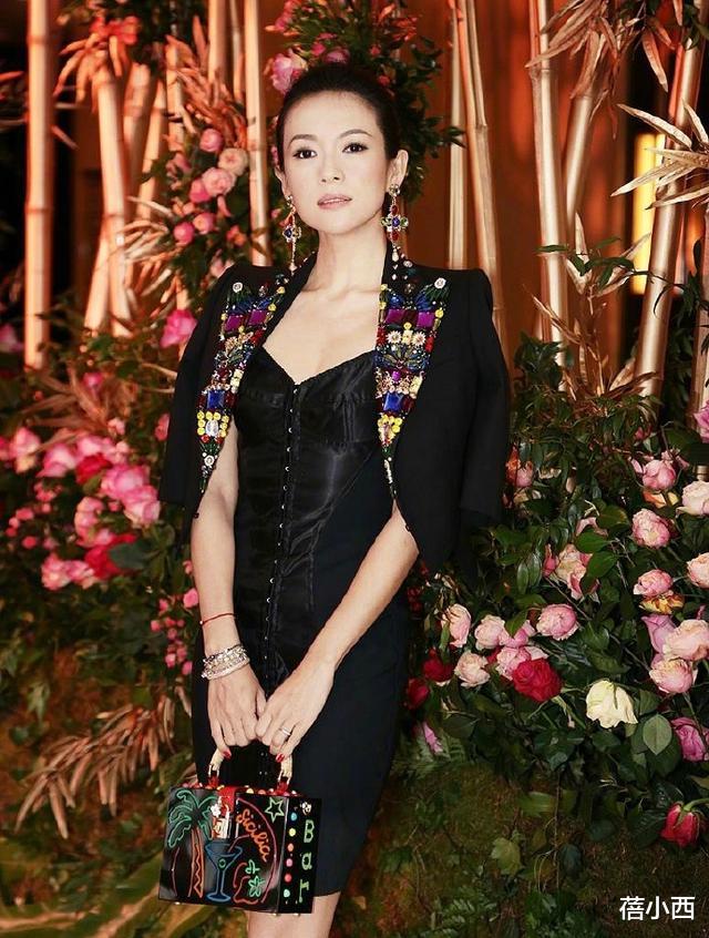 【连衣裙】虽看不习惯章子怡“短发”，但穿黄色连衣裙高调亮相，又挺有贵气