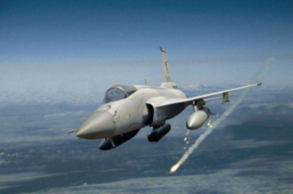 台风战机|出人意料！枭龙狗斗中打爆台风战机，印方空军要慌了