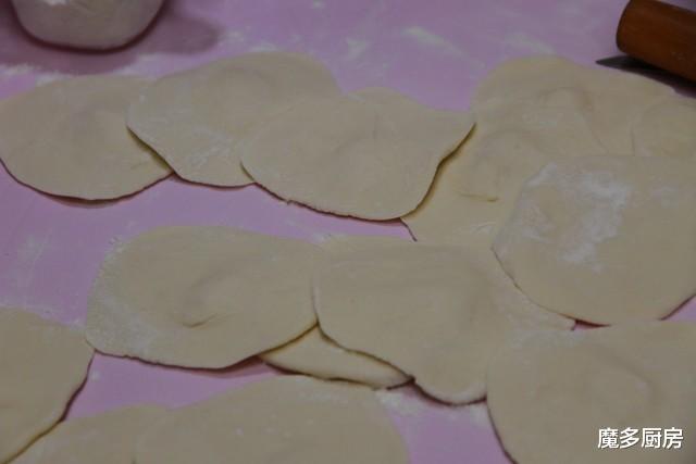 「水煎包」生包子用水煮，表面软嫩底部焦脆，做法简单，详细食谱分享