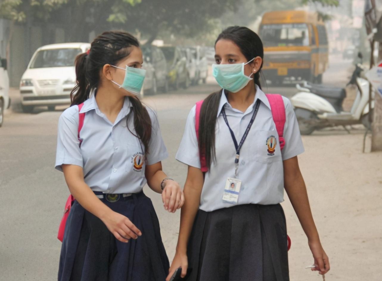 睹图|居民报警称邻居家传来恶臭味，警方上门发现床下藏着一具女尸