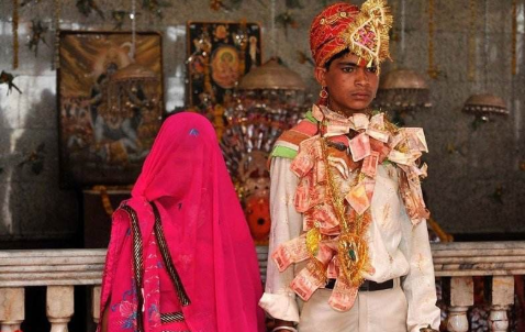 印度@印度9岁女孩嫁给42岁丈夫，女孩新婚夜死去，家人却习以为常