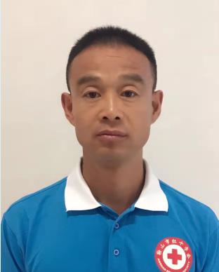 半岛晨报 辽宁一老人突然倒在健身房，一男子冲上前