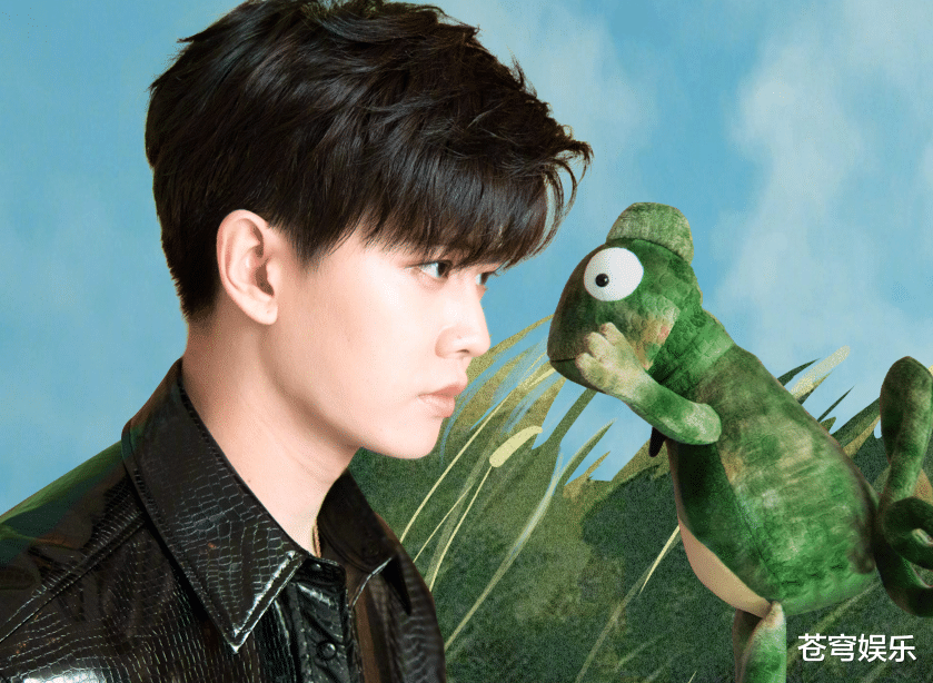 琉璃|任嘉伦新剧官博七夕更博，见到男女主超甜自拍照，这对cp我嗑定了