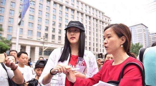 张子枫|19岁国民妹妹疑高考玩特权，学霸人设狂翻车，还抹黑其他小花？