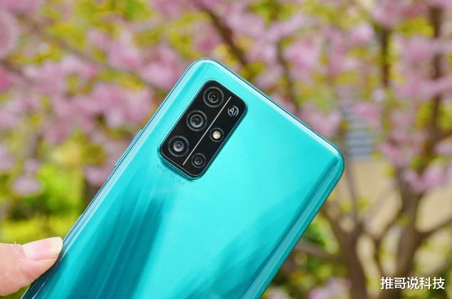 编程：首款麒麟820降价，40w+128GB+四摄，跌至1899元！