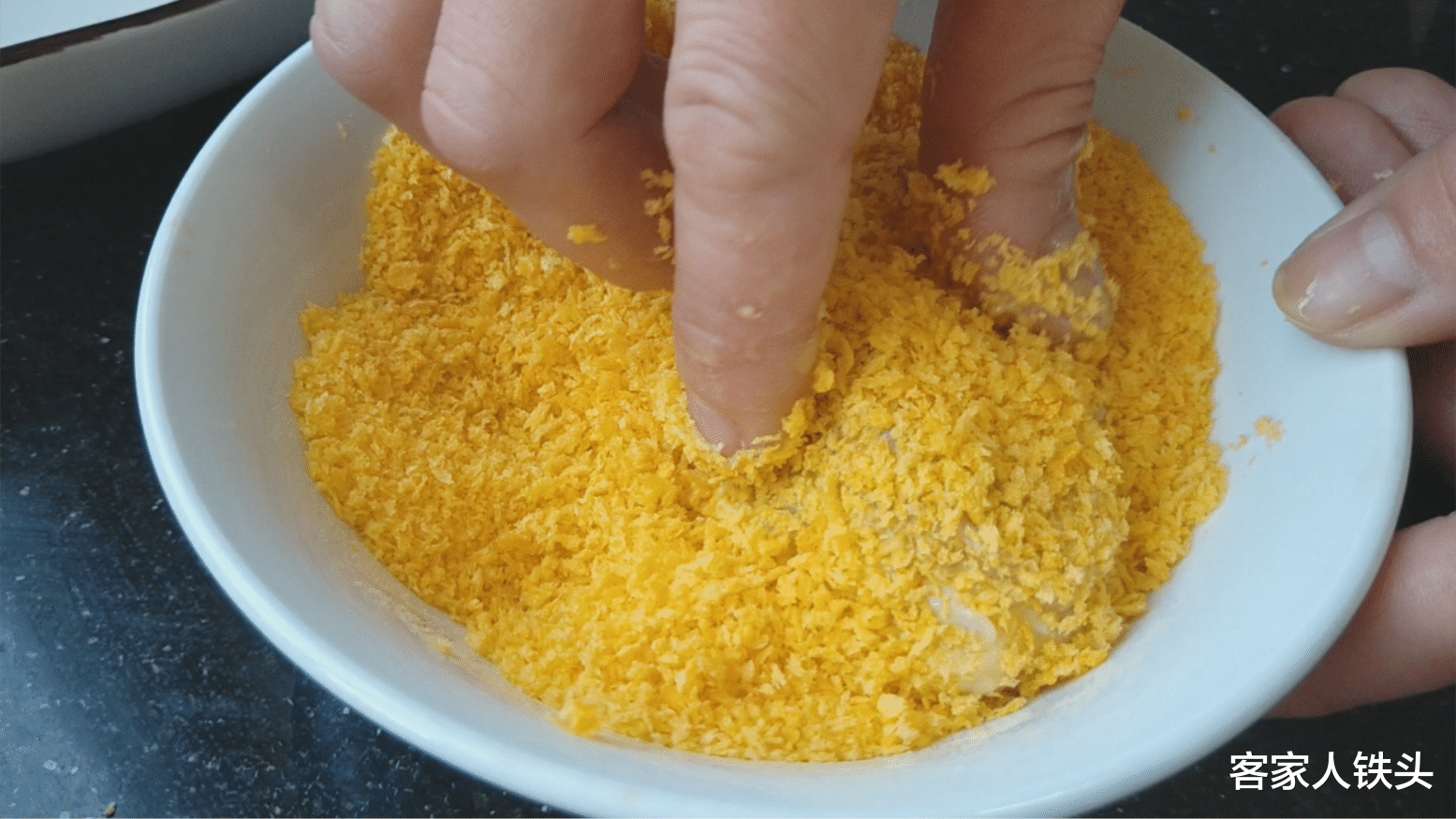 鸡翅▲12个鸡翅打入1个鸡蛋,入锅简单一做,上桌大人小孩抢着吃,真香