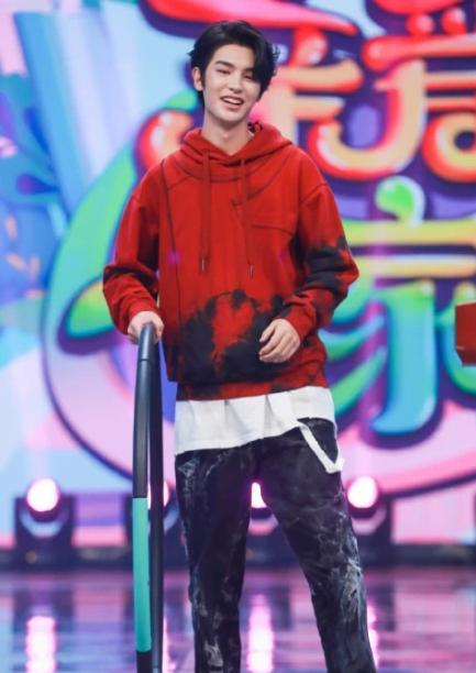 |黄明昊新专惹众怒，好不容易熬到发专辑，却遇上乐华塞人拖飞机？