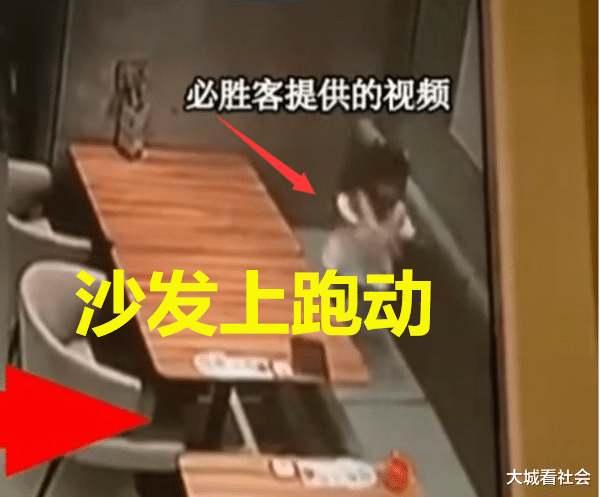 大城看社会|2岁女儿在沙发上跑，意外摔伤眉毛缝7针，家长认为商家也有责任