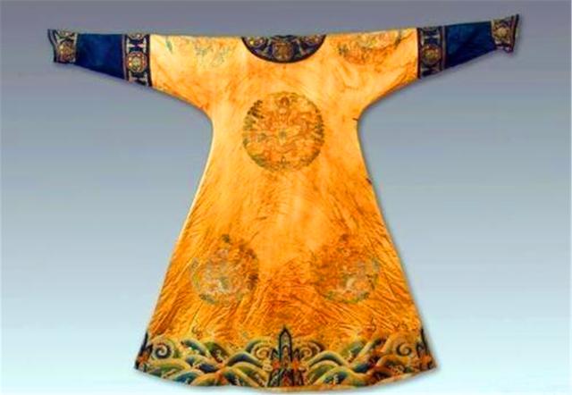 康熙▲内蒙特大发现，出土龙袍女尸，身下还有血迹，专家：康熙最爱的人