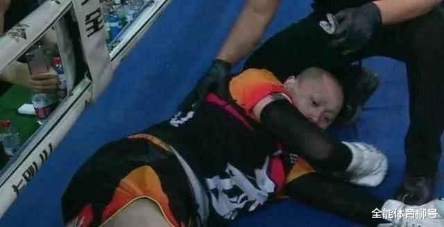 刘二狗■一龙KO打哭刘二狗！嘴皮子太损逞一时之快，擂台上被揍得爬不起来