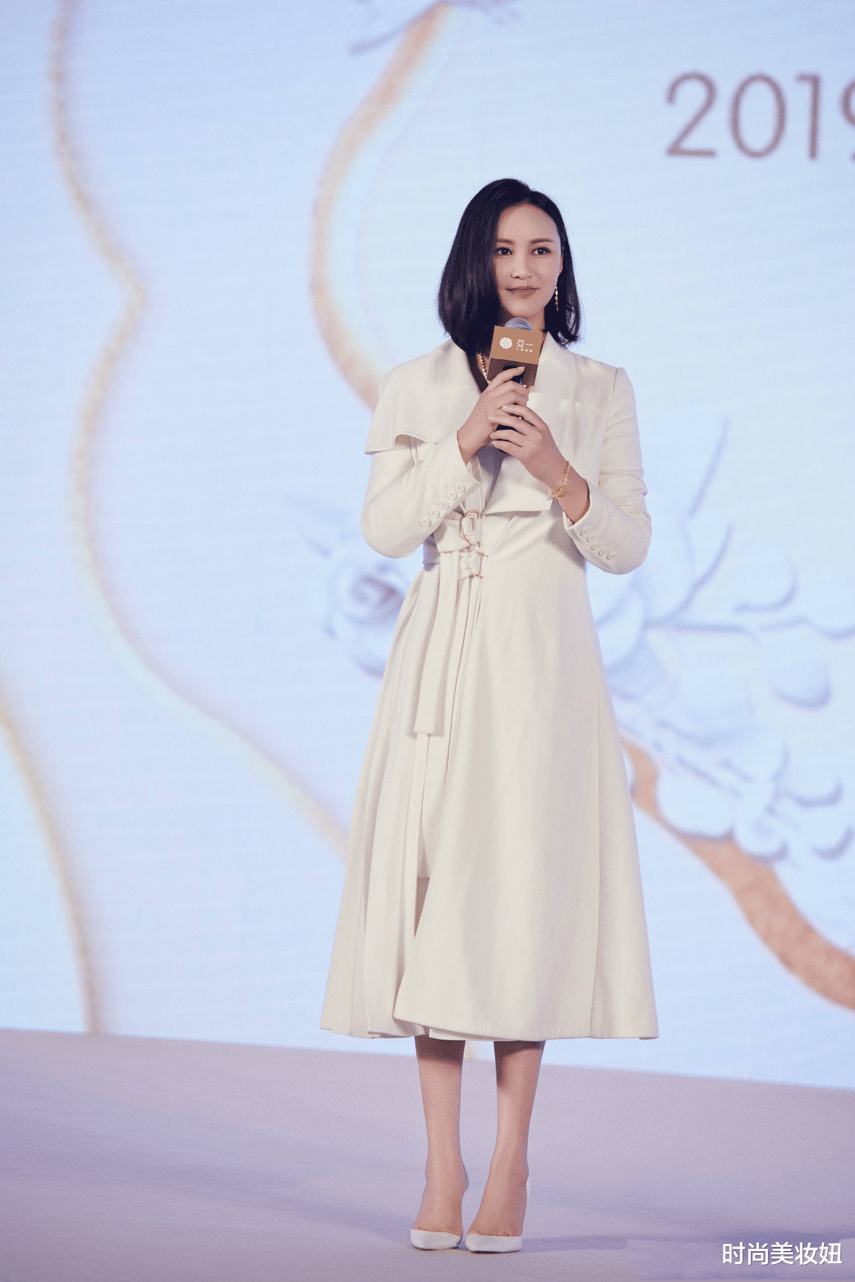「背带裤」张歆艺减肥后太会穿，穿背带裤勒出小蛮腰，90斤身材太真实了