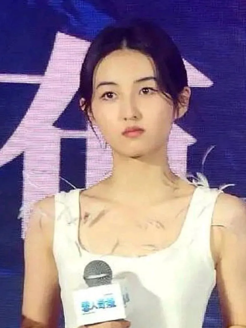 刘亦菲|刘亦菲身材开挂，“万年斜方肌”竟然消失了