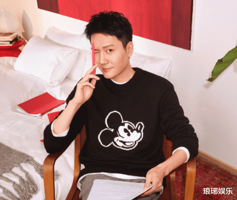 冯绍峰|冯绍峰晒出减肥前后对比照，要是不仔细看，压根不知道是一个人