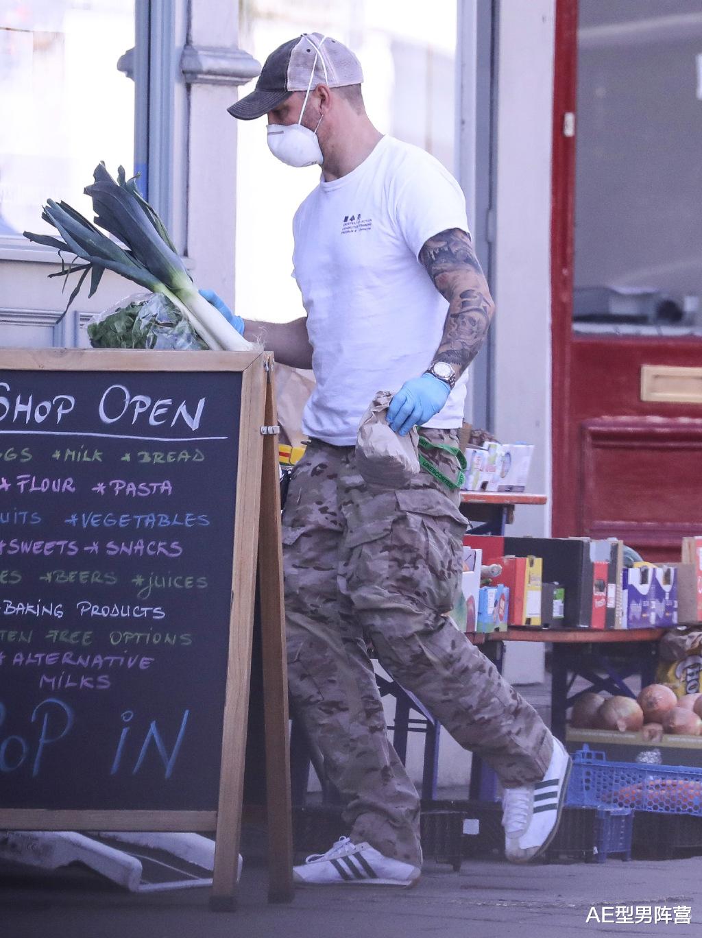 汤姆·哈迪:43岁“毒液”汤姆·哈迪上街买菜!这次没头盔,拿着大葱样子超逗