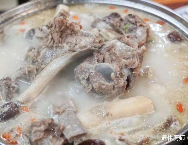 羊肉|摘得干干净净的“羊骨架”，为何还有人抢着要？大叔说：专吃它