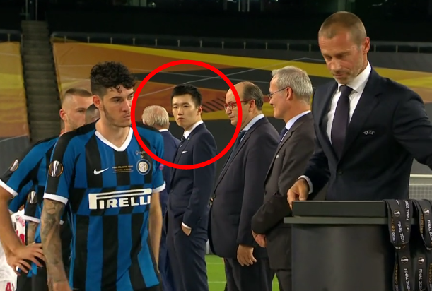 国际米兰|29岁张康阳登上欧战颁奖台！击拳鼓励国米所有人，眼神流露伤感