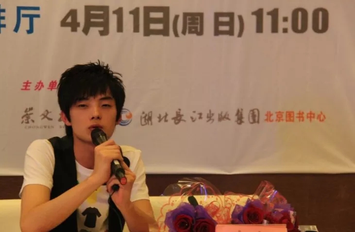 郭敬明|郭敬明虽然发微博称自己“上楼了”，但他最爱的是谁大家都懂！