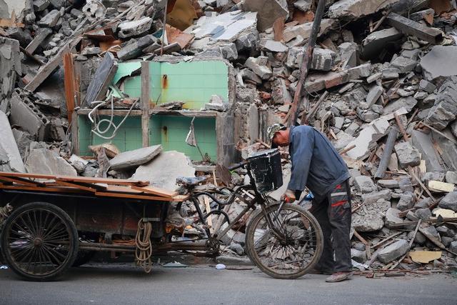 趣观历史|他靠捡垃圾发家致富，欺骗三女生六子，曾因偷电令国家损失400万