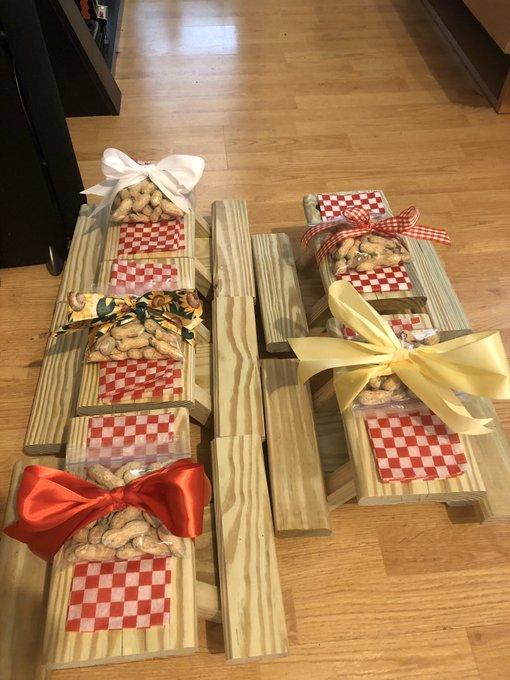 「新都」赚翻天！靠给松鼠做餐桌，美国女子走红网络，不到一周卖出130张