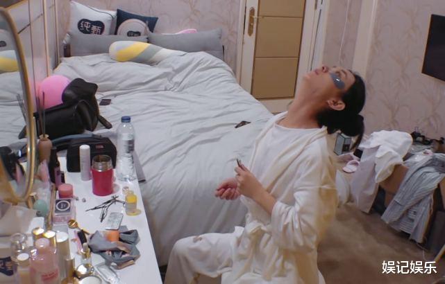 明星素颜|赵丽颖清晨保养颇严谨,素颜模样很减龄,桌上护肤品接地气