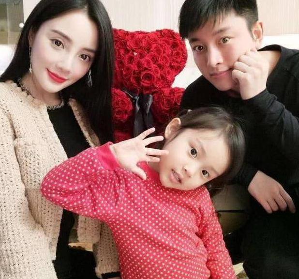 贾乃亮▲贾乃亮李小璐离婚首同框，画面温馨被喊复合，真应验刘嘉玲的话？