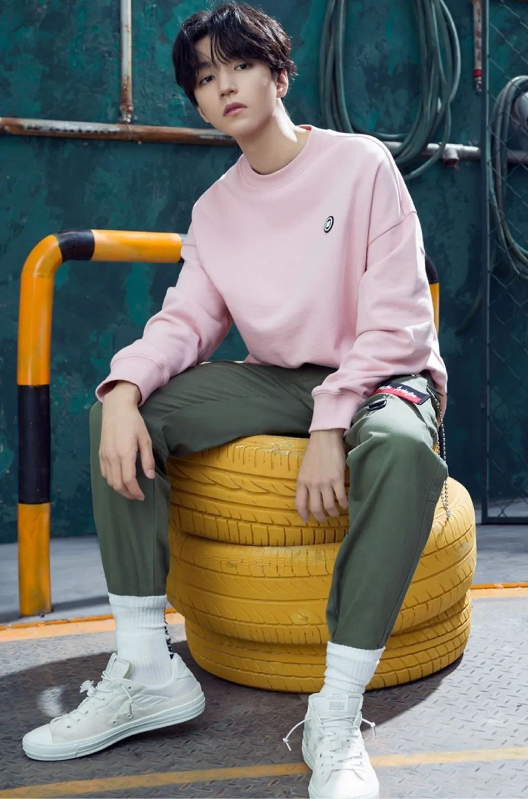 王俊凯|王俊凯发文支持泰山乐队首支新歌，小迷弟张恩岱感谢并夸赞了一波