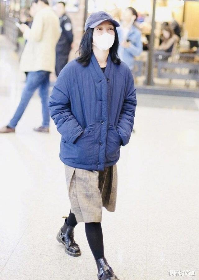 周迅■周迅毛衫外套似大妈，灵气不在，却活成了女明星们羡慕的模样