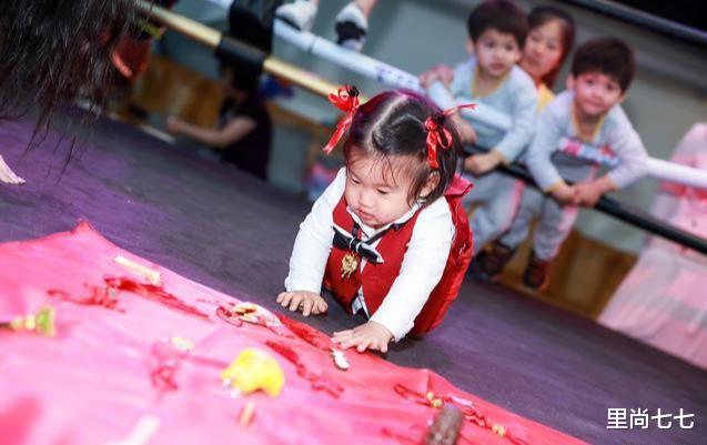 穿衣搭配|金巧巧这是要干嘛？自己留长发却给女儿剃寸头，穿裙子也像小男孩