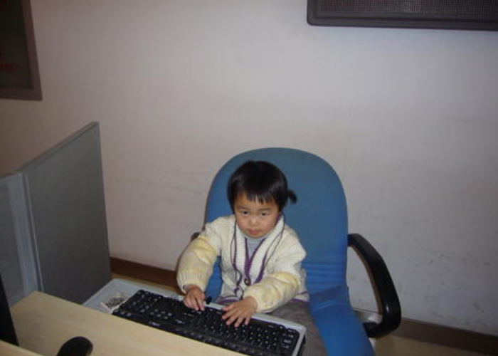 职场故事|女同事带孩子来公司玩，结果次月收到辞职通知，知道原因后很后悔