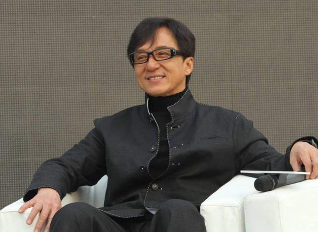 李连杰|李连杰成龙合起来的片酬都没她高？演技却很烂，走路也算钱吗？