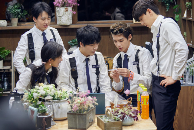 邓伦|《密逃》邓伦胆小把队友关在电梯外面，其团队联系节目组重新剪辑