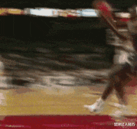 迈克尔·乔丹▲这些后卫盖帽太残暴！韦德老大爷散步般淡定，这封盖足以排第一