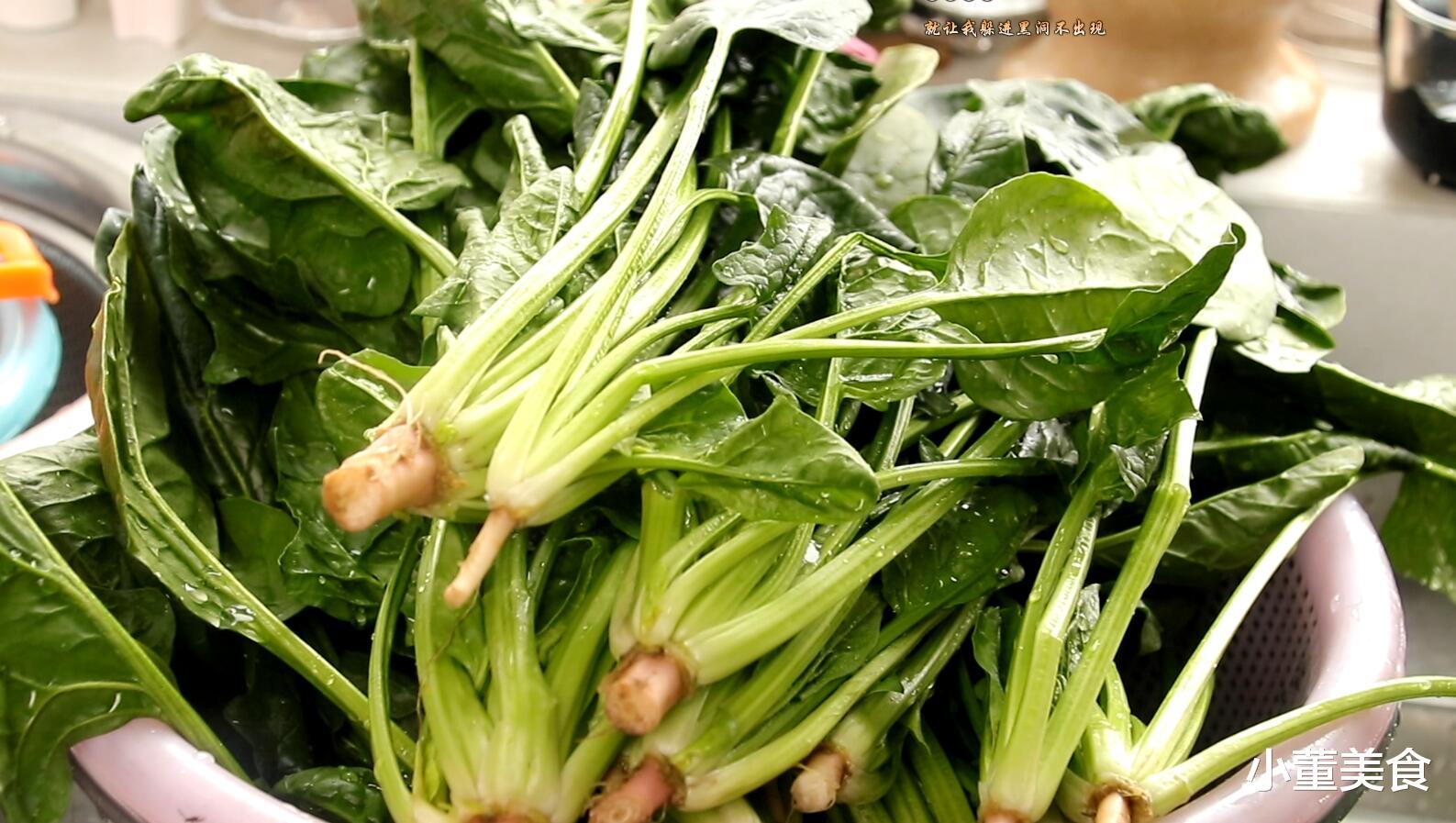 青菜|炒青菜为啥出锅总是发黑？大厨教你正确做法，青菜鲜嫩翠绿不发黑