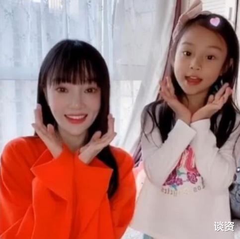 李易峰|李小璐与女儿床上打架，母女互踢扭成一团，卡通睡衣少女范十足